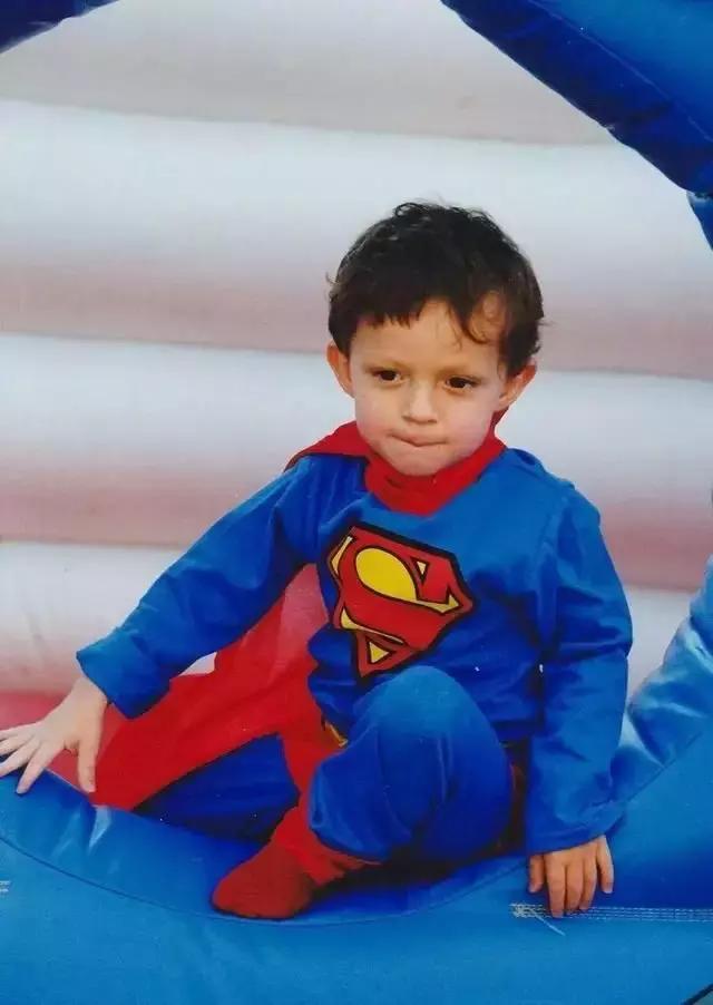 无论是在生活上还是电影中,钢铁侠的饰演者小罗比特·唐尼都是荷兰弟