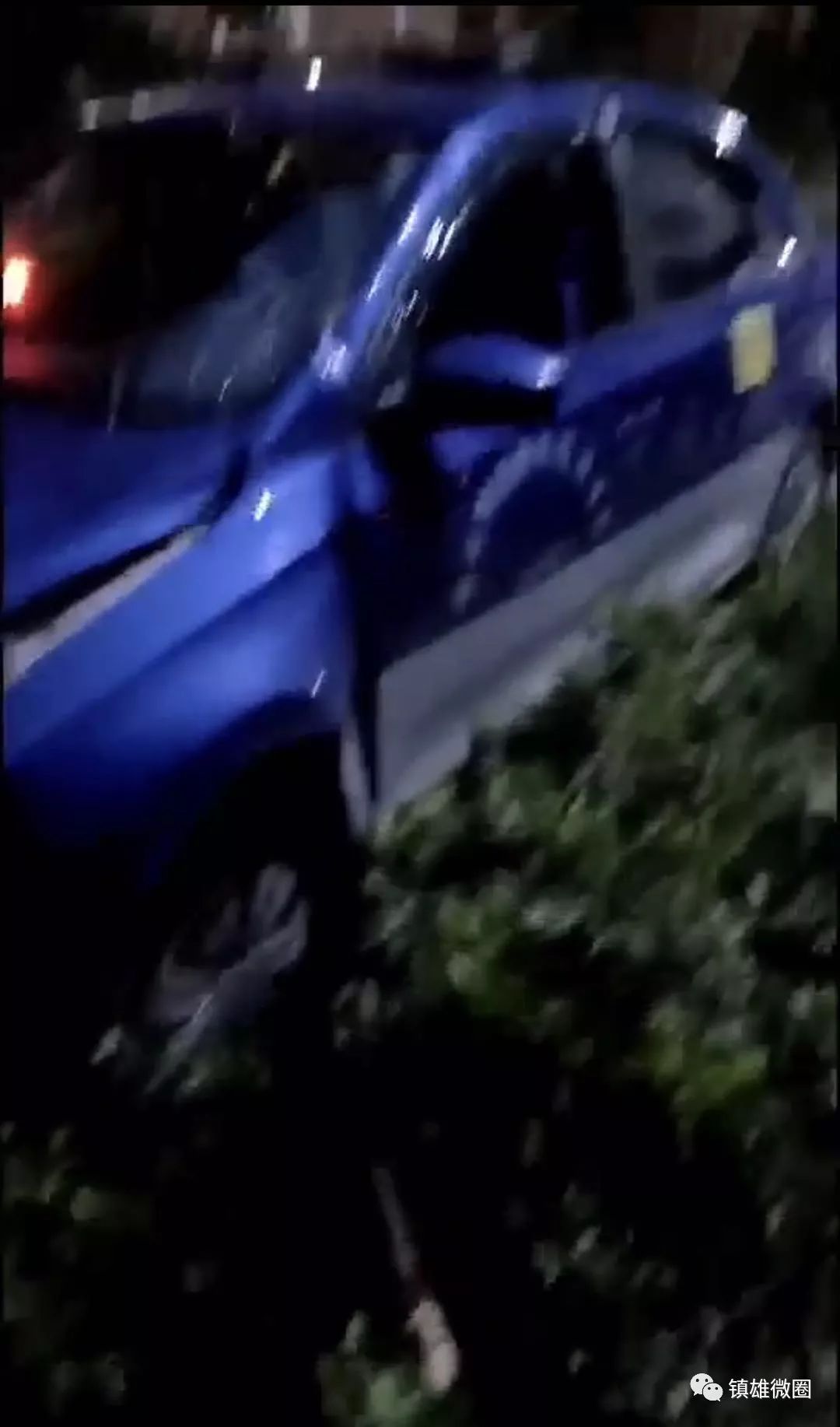 镇雄发生多起车祸公租房出租车杀进花坛杉树一大货车刹车失灵侧翻大火