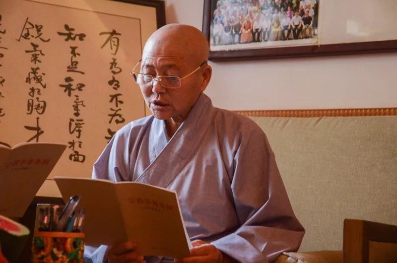 活动现场,莘县佛教协会会长潘业宏带领学习,副会长果正法师,传果法师