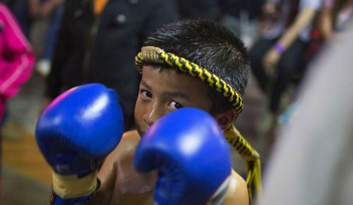 泰国的娃娃泰拳这女娃太强悍小男孩都快被打哭了