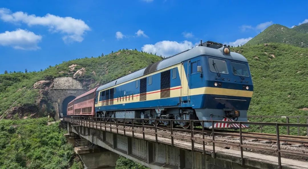 铁路时政火车跑得快全靠车头带高铁动车有话要说