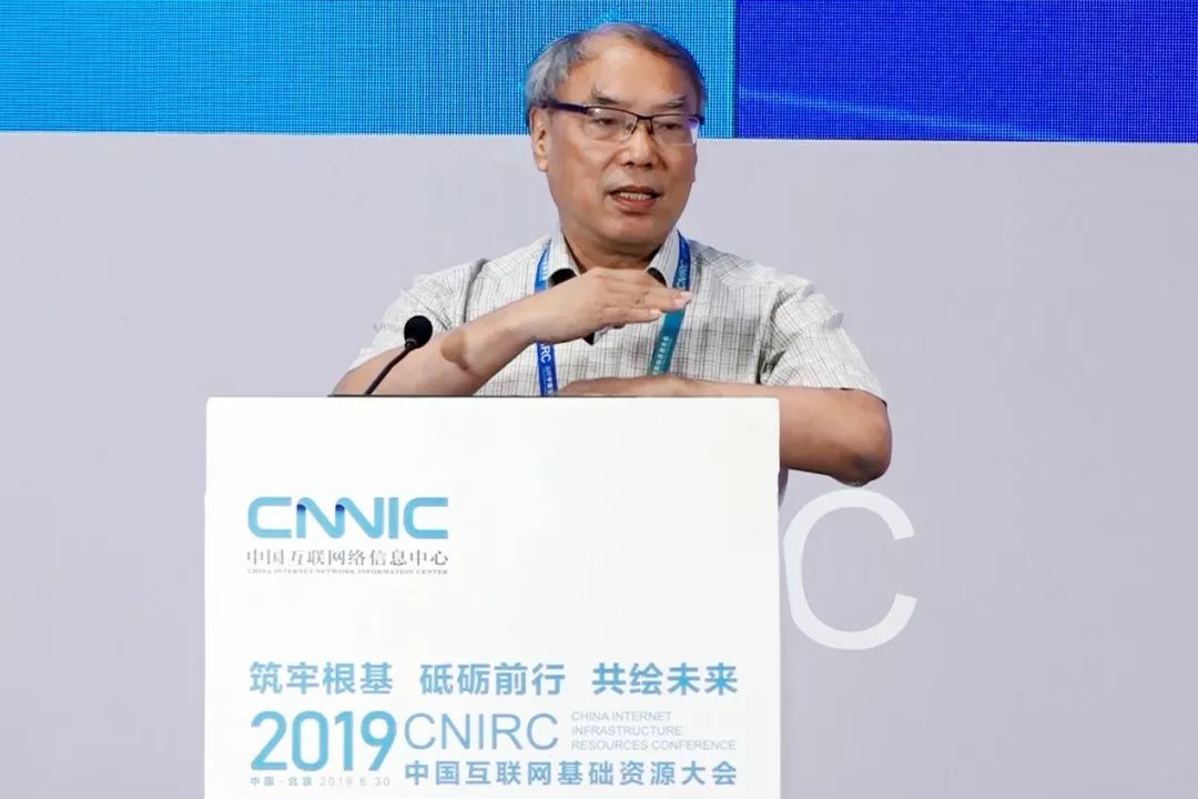 中国互联网络信息中心(cnnic)主任曾宇在会上作了题为《以新型域名