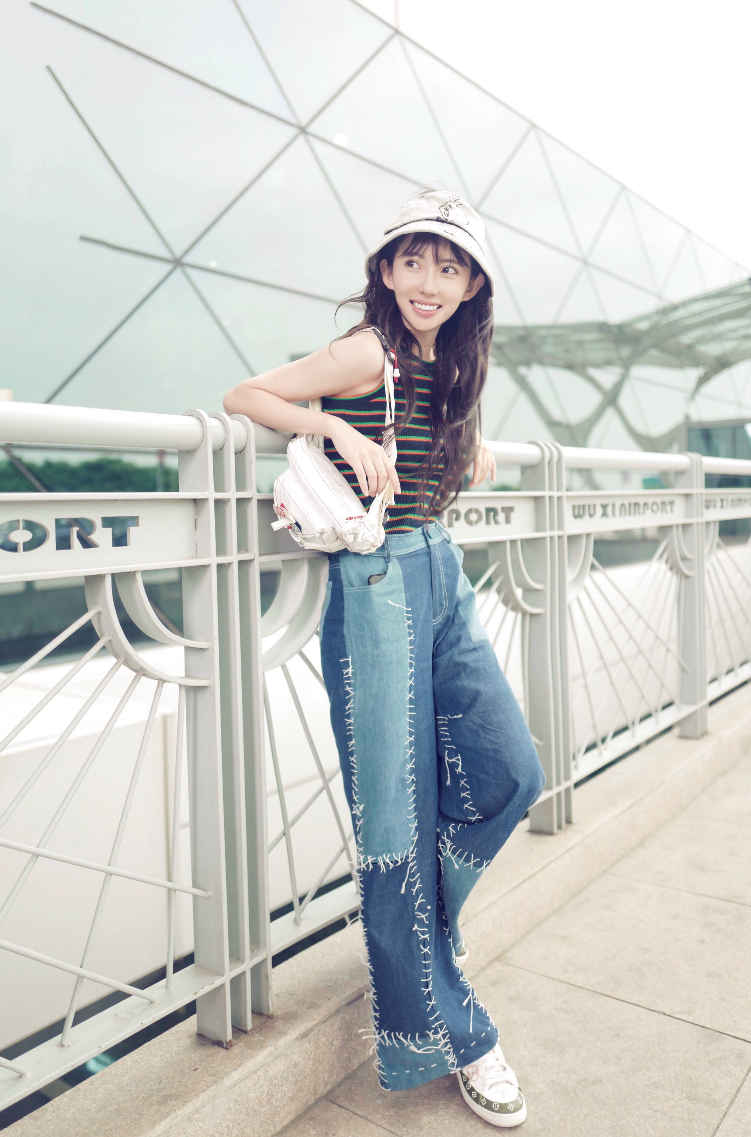 刘萌萌夏日私服曝光 清新酷帅可盐可甜