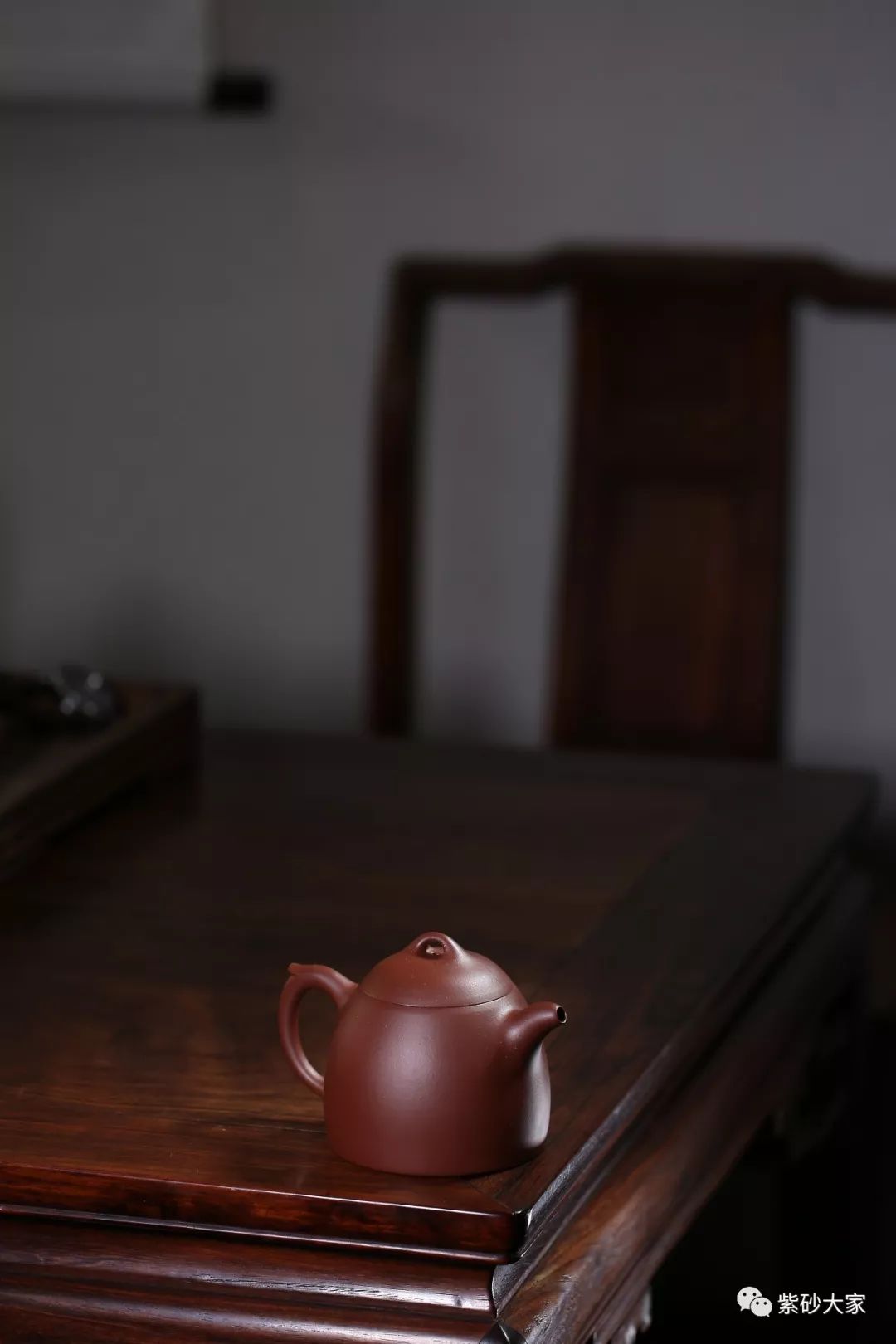 作者将中国古代的秦权钱与紫砂壶巧妙地结合在一起,构思精巧,器型大气