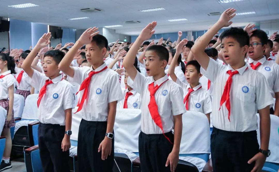 愿你以梦为马莫负韶华宝城小学举行2019届毕业生赠班旗仪式