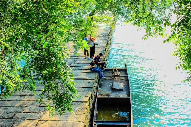 明月湾古码头历代名人由此泊舟登岸,如今成了旅游打卡的网红地