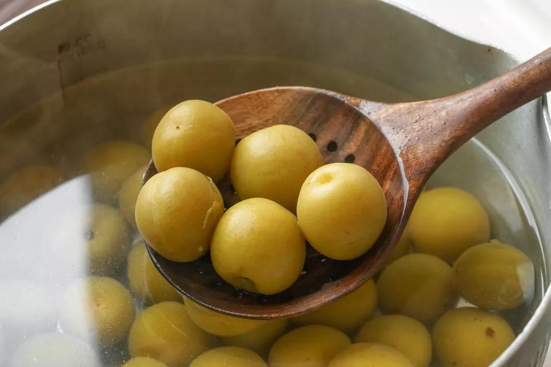 2,浸泡后直接倒入锅中略煮2分钟左右至青梅完全变色,捞出沥干水分.
