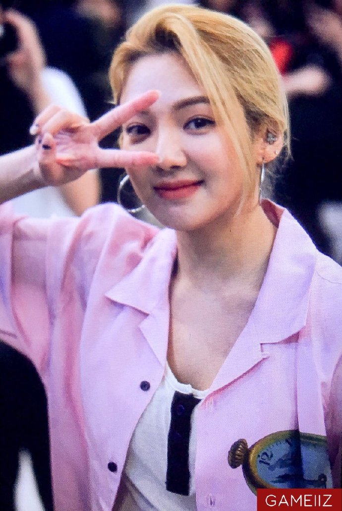 美貌不打折扣!金孝渊结束泰国行程连夜返韩