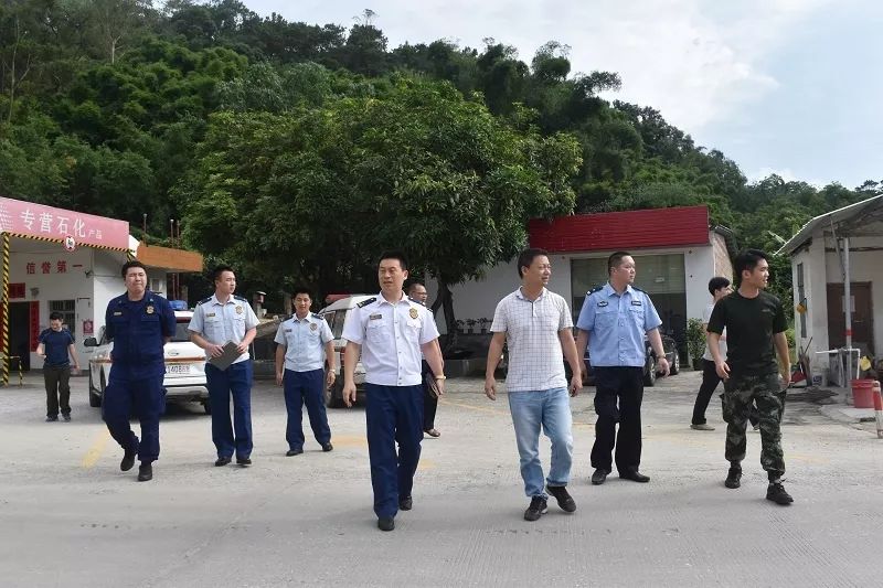 督导组一行到达河朗镇后,首先与河朗镇常务副镇长范绍福及整治工作