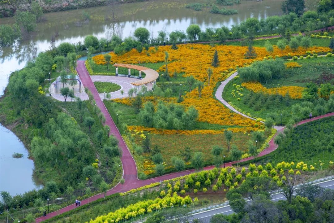 实施农村村旁,水旁,路旁,宅旁"四旁"以及"五路"等绿化.