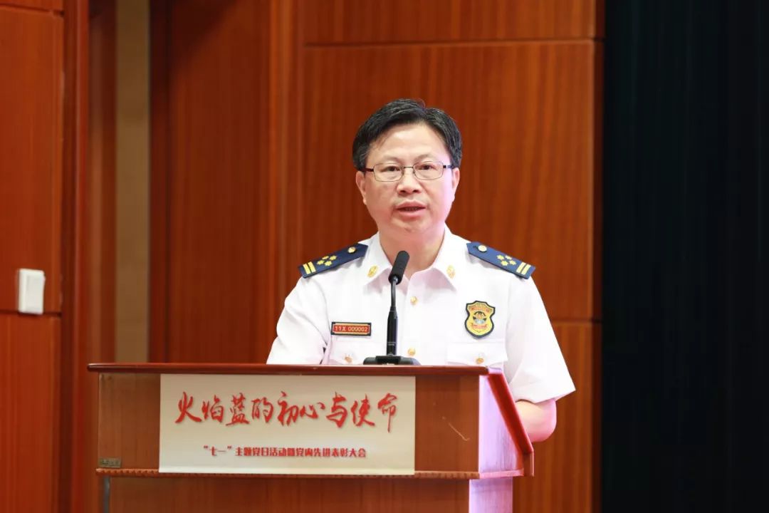 梁云红政委代表总队党委向受到表彰的先进集体和个人表示热烈祝贺,向