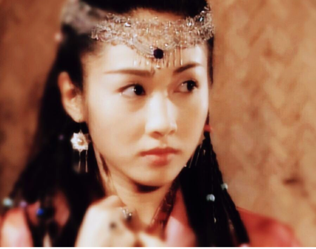 她曾是倚天屠龙记最美赵敏巅峰时嫁残疾人今48岁依旧女神