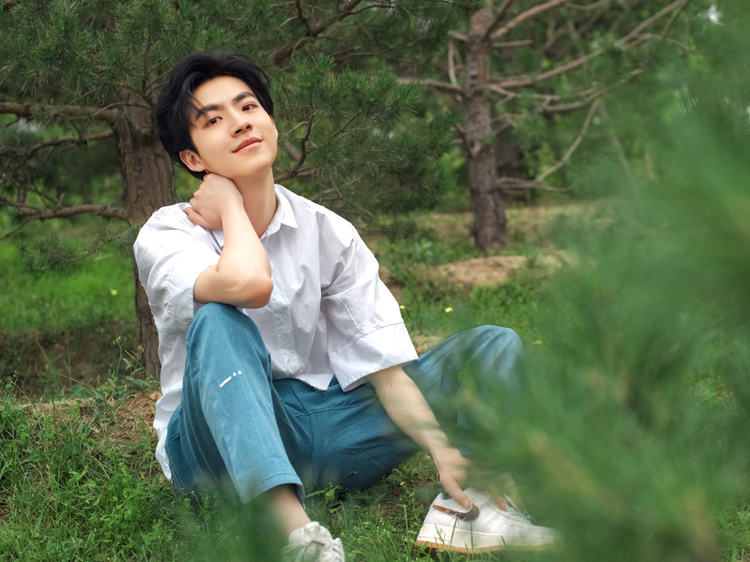 许淇杰白衬衣写真萌系少年眼神清澈