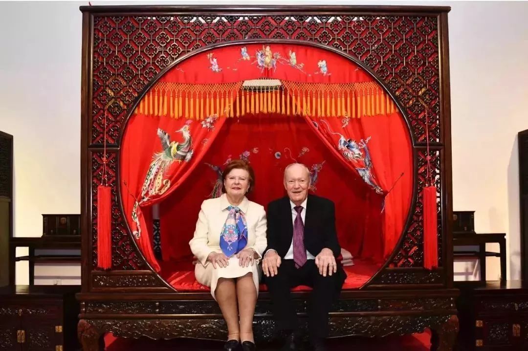 陈丽华馆长与拉脱维亚前总统参观了中国紫檀博物馆