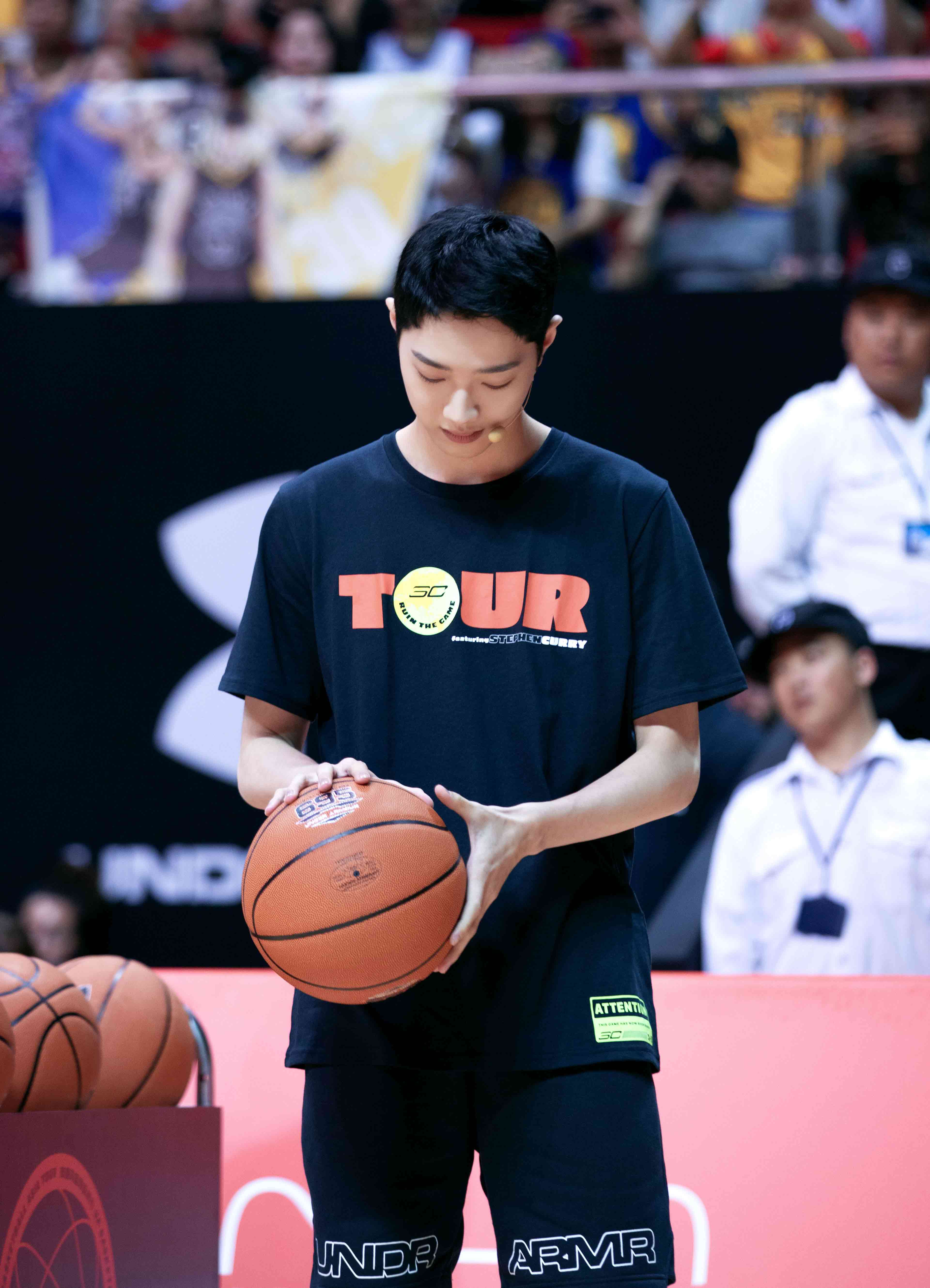 赖冠霖同台偶像库里 首次直播互动人气爆棚_篮球