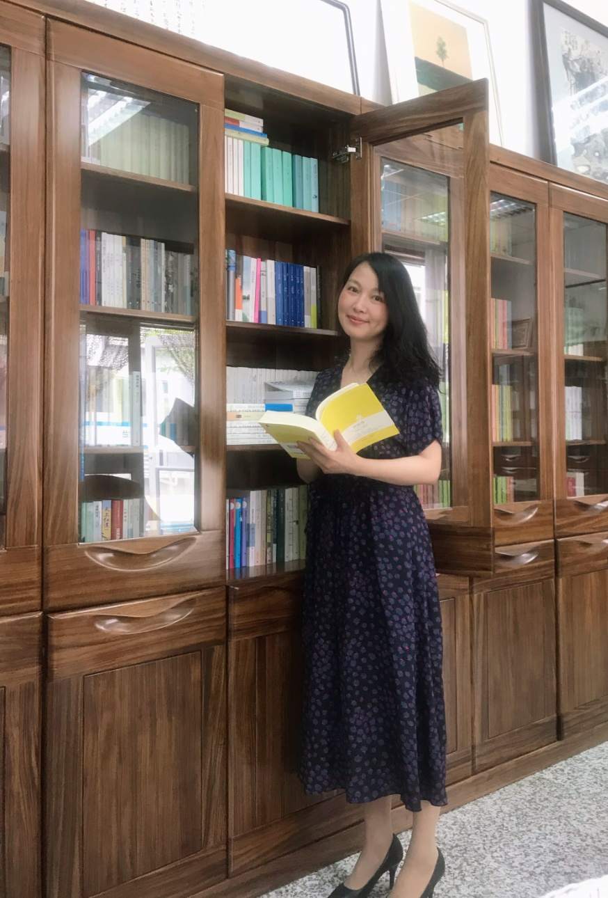 三峡宜昌美女出书,这样描写利川