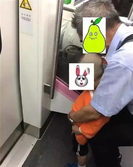 发现,车门的另一边,一位头发花白的大爷正扶着一位幼童在车厢里小便