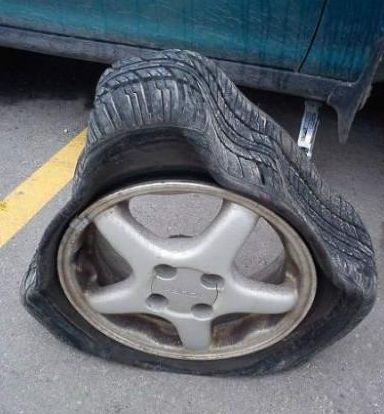 轮胎被扎搞笑图片图片