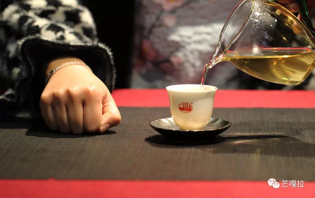 茶桌上的扣指礼有什么大讲究?_礼仪之邦
