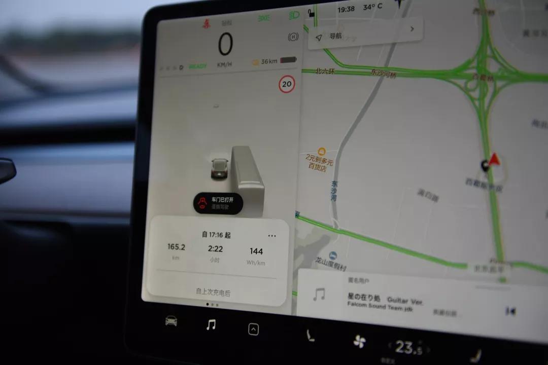 雖然此時model3的剩餘續航里程所剩無幾,我們隨時可能被拋棄在高速
