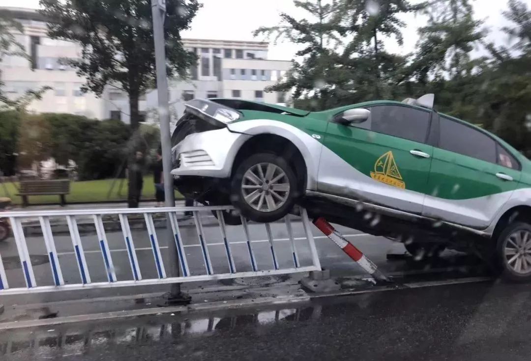 台州这辆出租车"飞"上隔离栏,怎么回事?