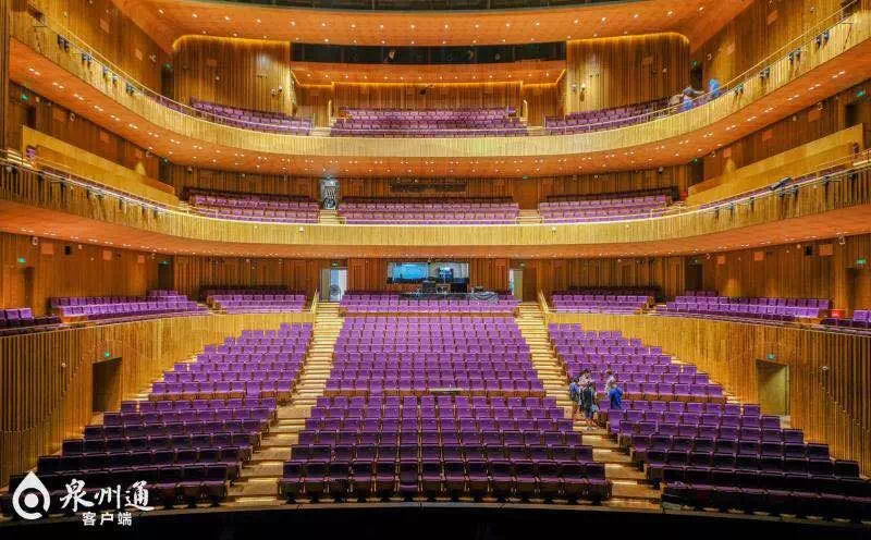 率先为市民奉上文化大餐的泉州大剧院,给人以满满的现代感.