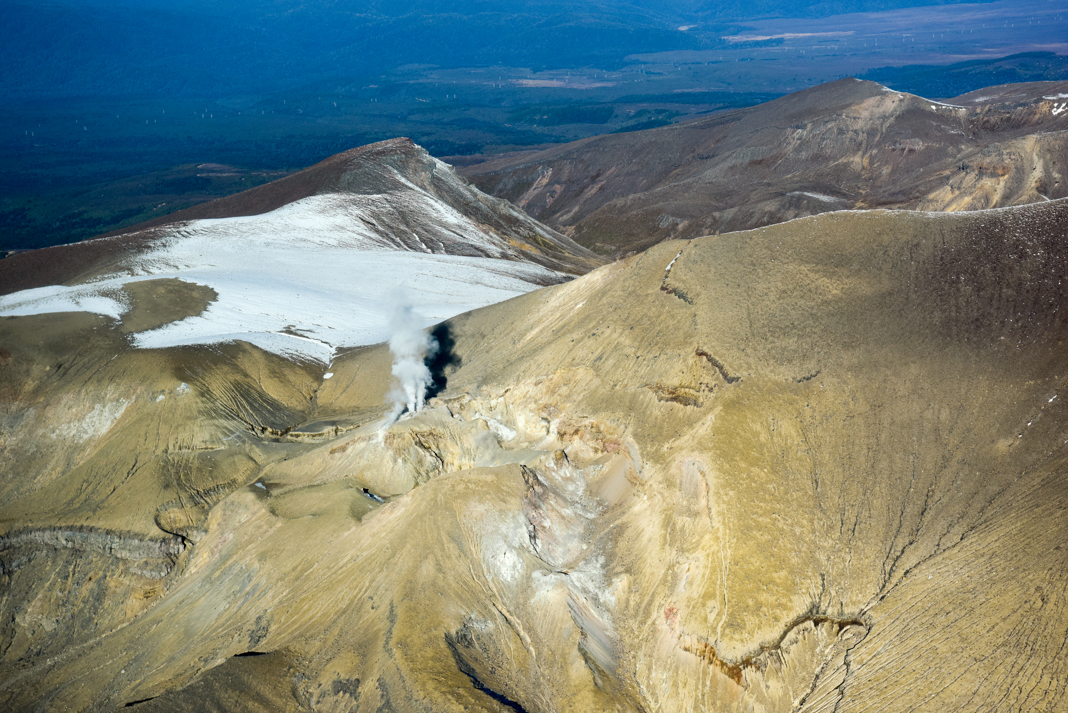 这是6月30日航拍的新西兰汤加里罗国家公园内火山局部活跃迹象