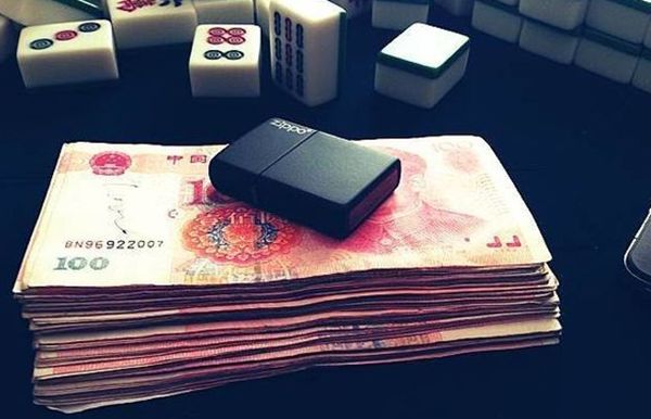 输掉了手头万余元后,贺某蔚已经没有钱了,不好向父母与未婚妻讨要,又