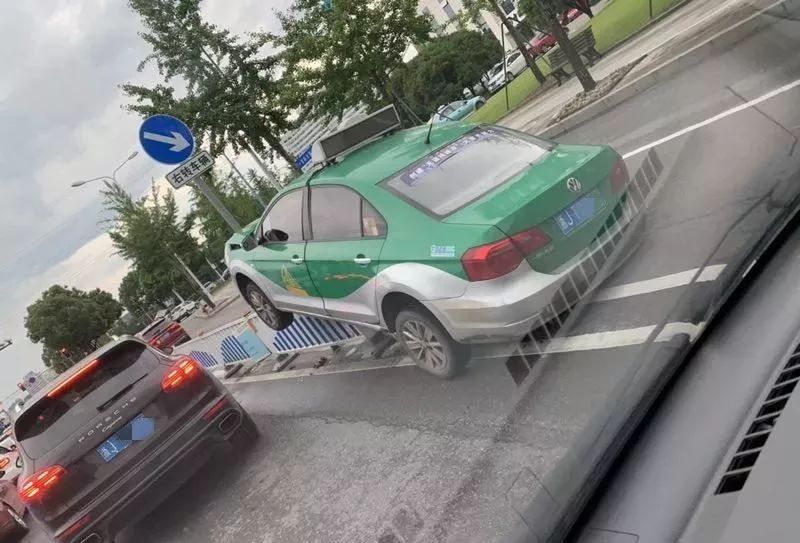 台州这辆出租车"飞"上隔离栏,怎么回事?
