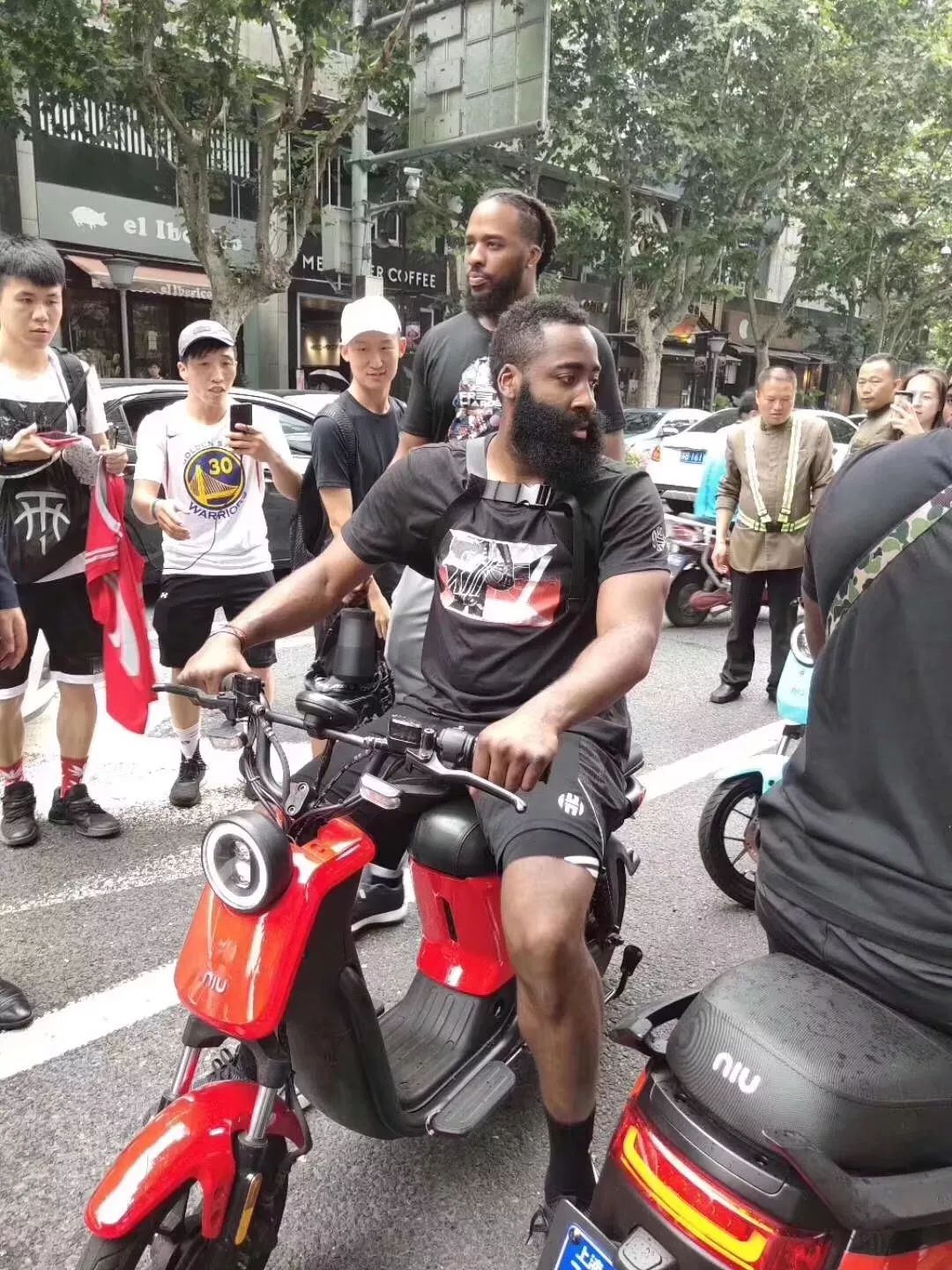 nba球星哈登違規騎電動車被警察捉到正網友哈登也不能瞎蹬哈哈哈