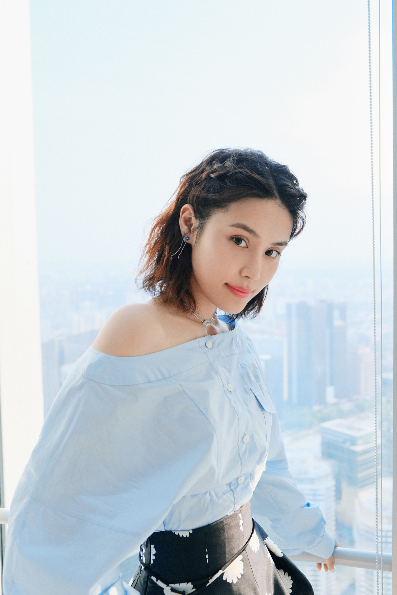 韩丹彤化身云朵蓝girl印花西装短裤秀大长腿太可了