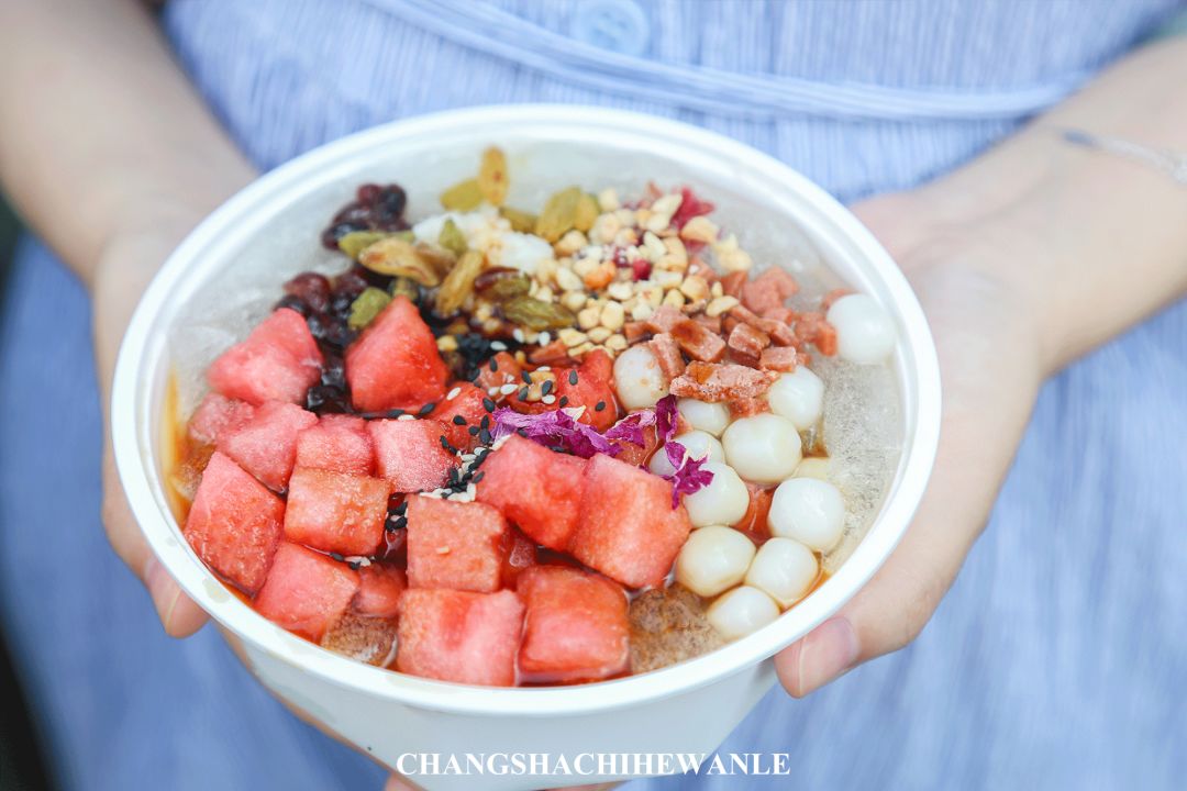 缱绻冰粉特别加入了秘制古法红糖浆,冰粉具有清热解毒的功效,夏天来