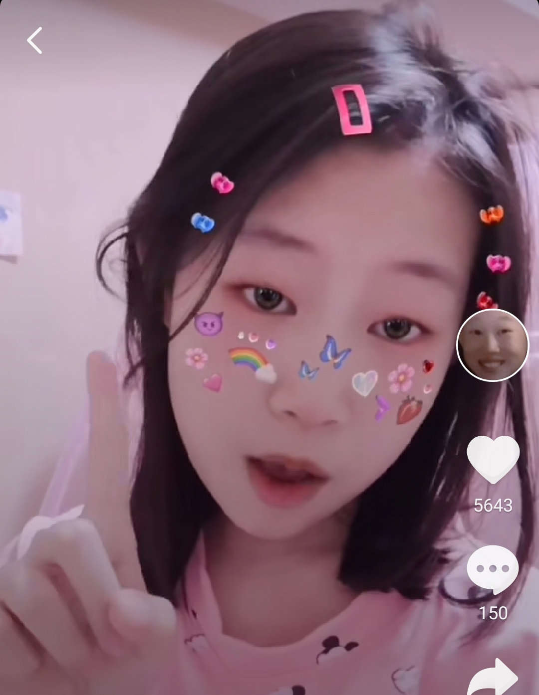 沈佳润在直播中经常做一些搞怪的的动作,看起来无忧无虑,非常可爱