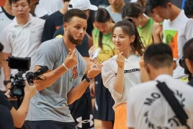 杨超越素颜和库里合照,两人肤色差不多,网友:说好的"最美村花呢"