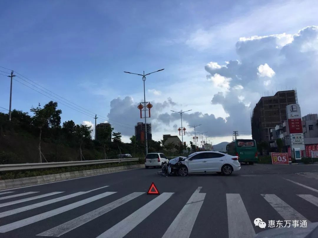 吉隆白云仔高速路口附近发生交通事故,两辆小车.