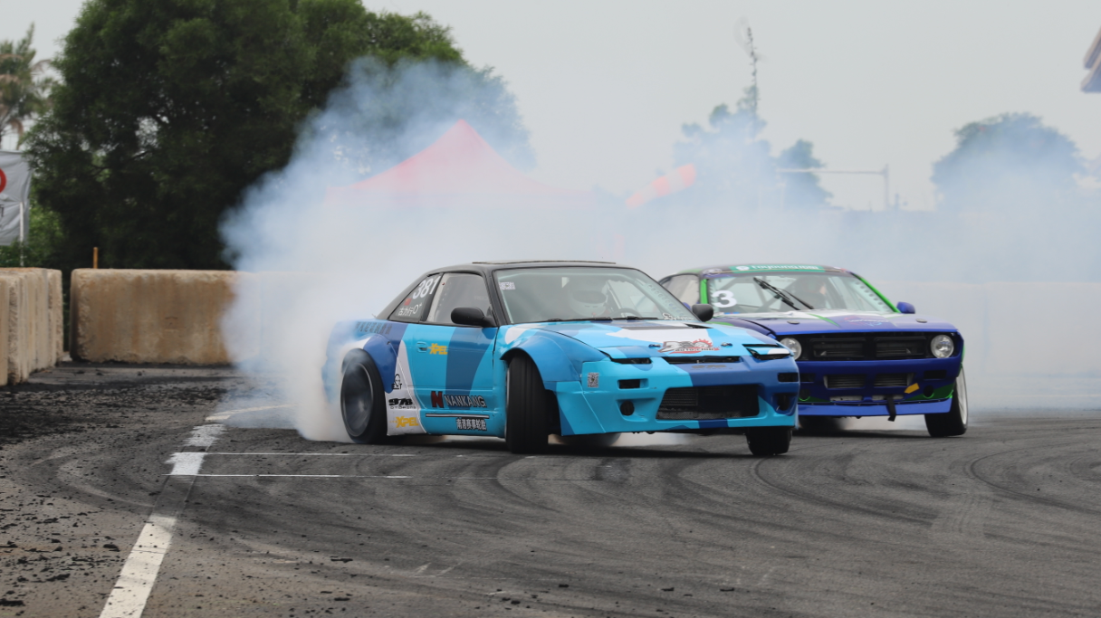 艳丽的涂装与冠军更配哦冠军赛车光鲜亮丽的背后