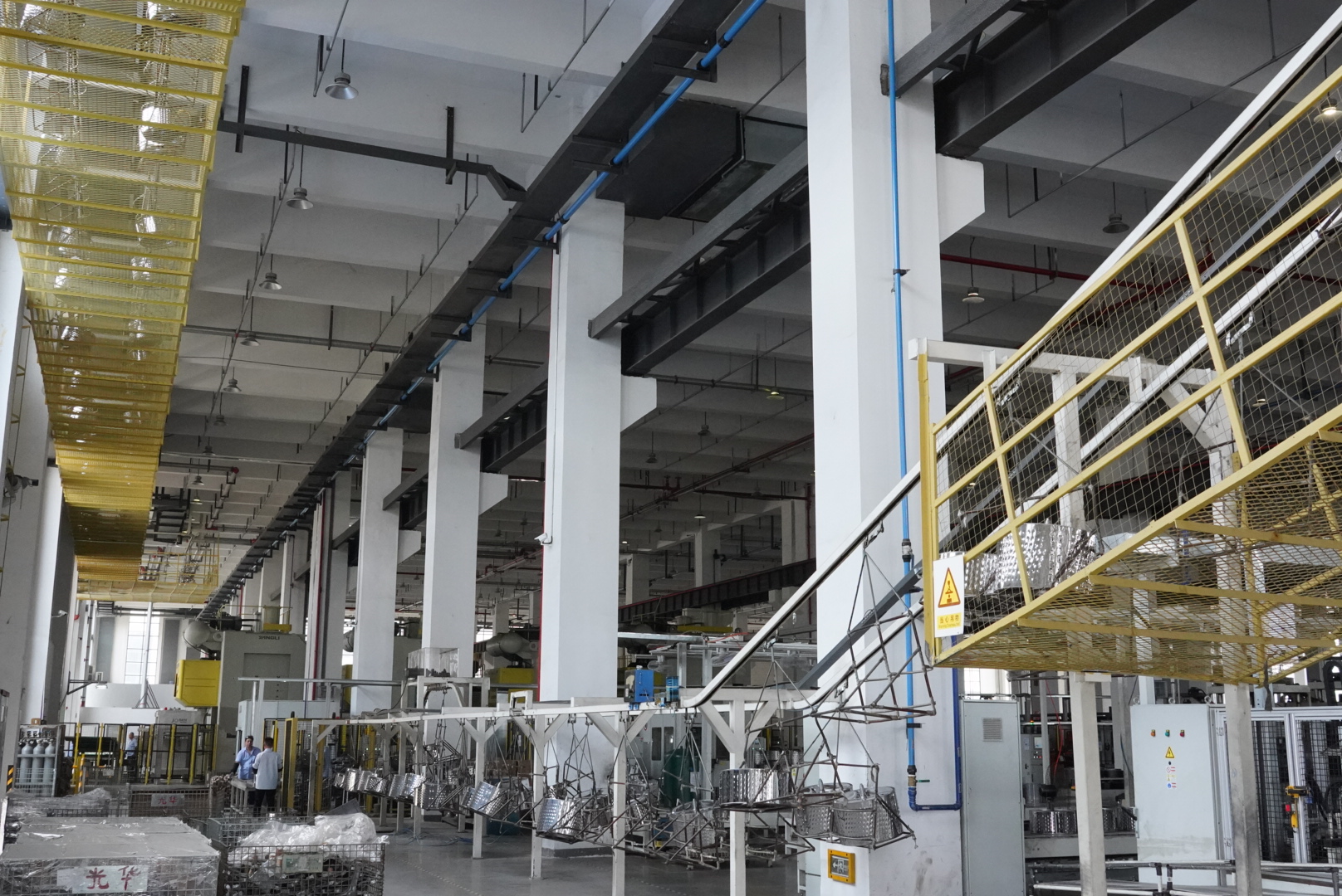 洗衣机内桶组装完成后,都会通过工厂顶部黄色区域的自动传输带输送到