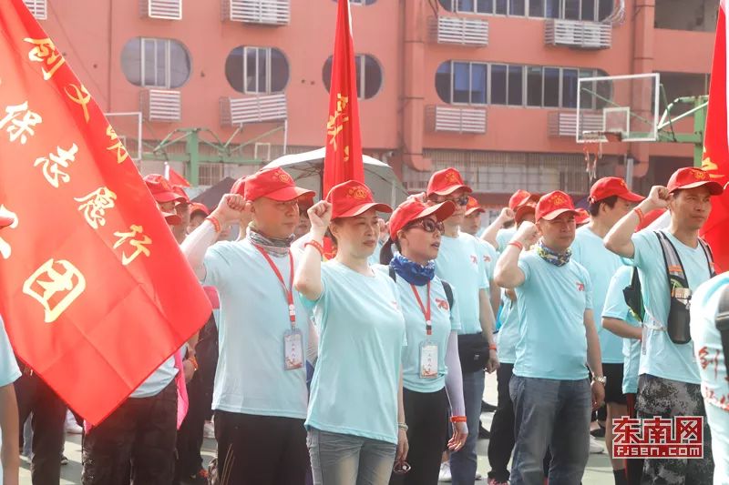 活動當天,千名志願者身著統一服裝從寧德十中出發,沿創園路途經繼光