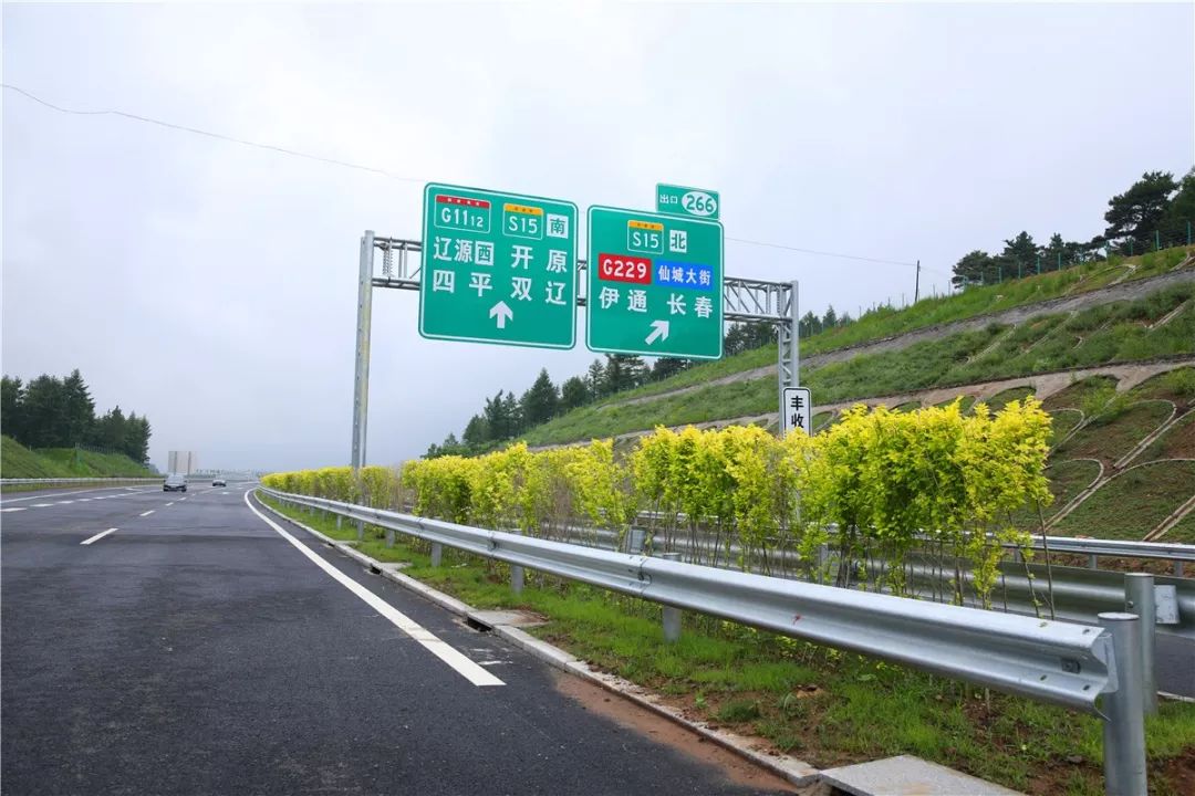 据了解,伊开高速东起吉林省伊通县,西至辽宁省开原市,全线分为伊通至