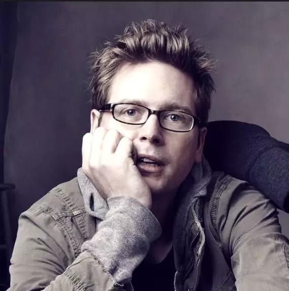 比兹·斯通,正是推特的联合创始人之一.