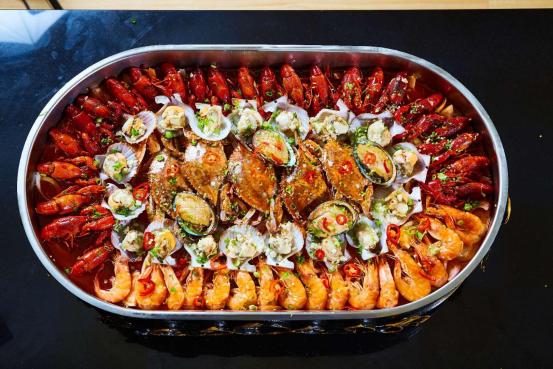 鹿港码头海鲜大咖,各类精美优质新鲜海鲜,再加上麻辣,香辣,甜辣