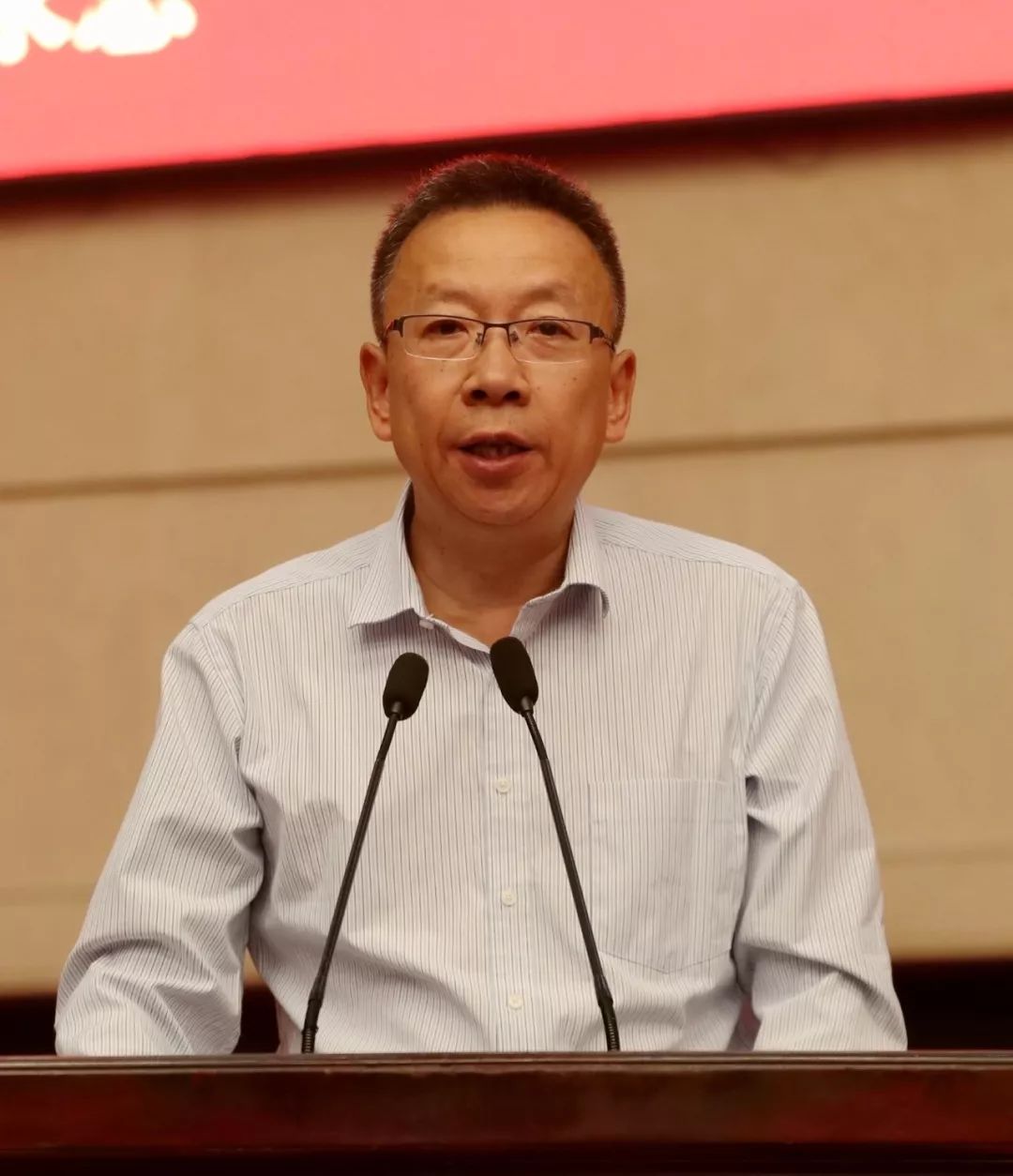 6月27日,在自治区政协十一届八次常委会议上,蒋永忠,李文华,道月泓