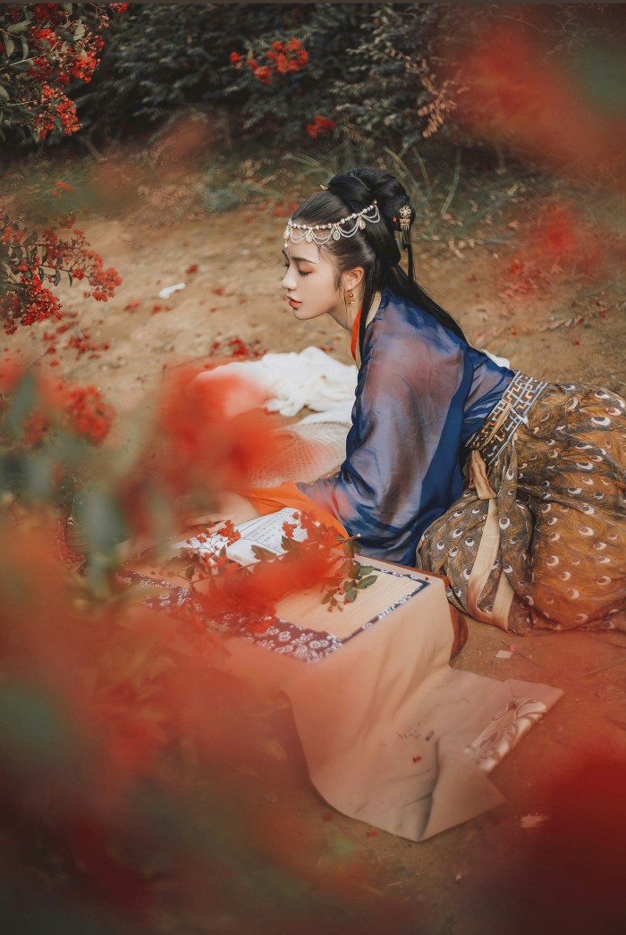 我答﹕「金枝玉叶三层,或赤蛇绕印,或龙楼凤阁,或鼓角劲道.