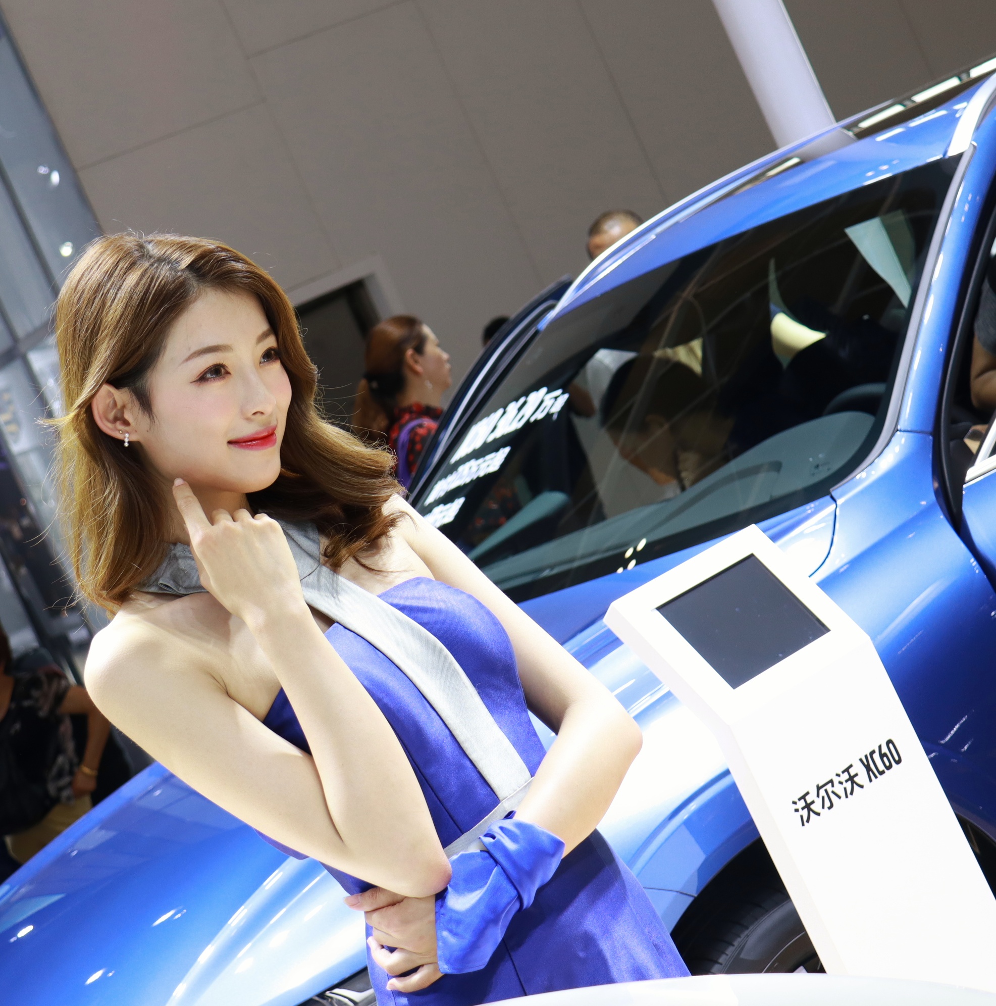 第20届昆明国际车展中外名车云集靓丽车模演绎清凉一夏