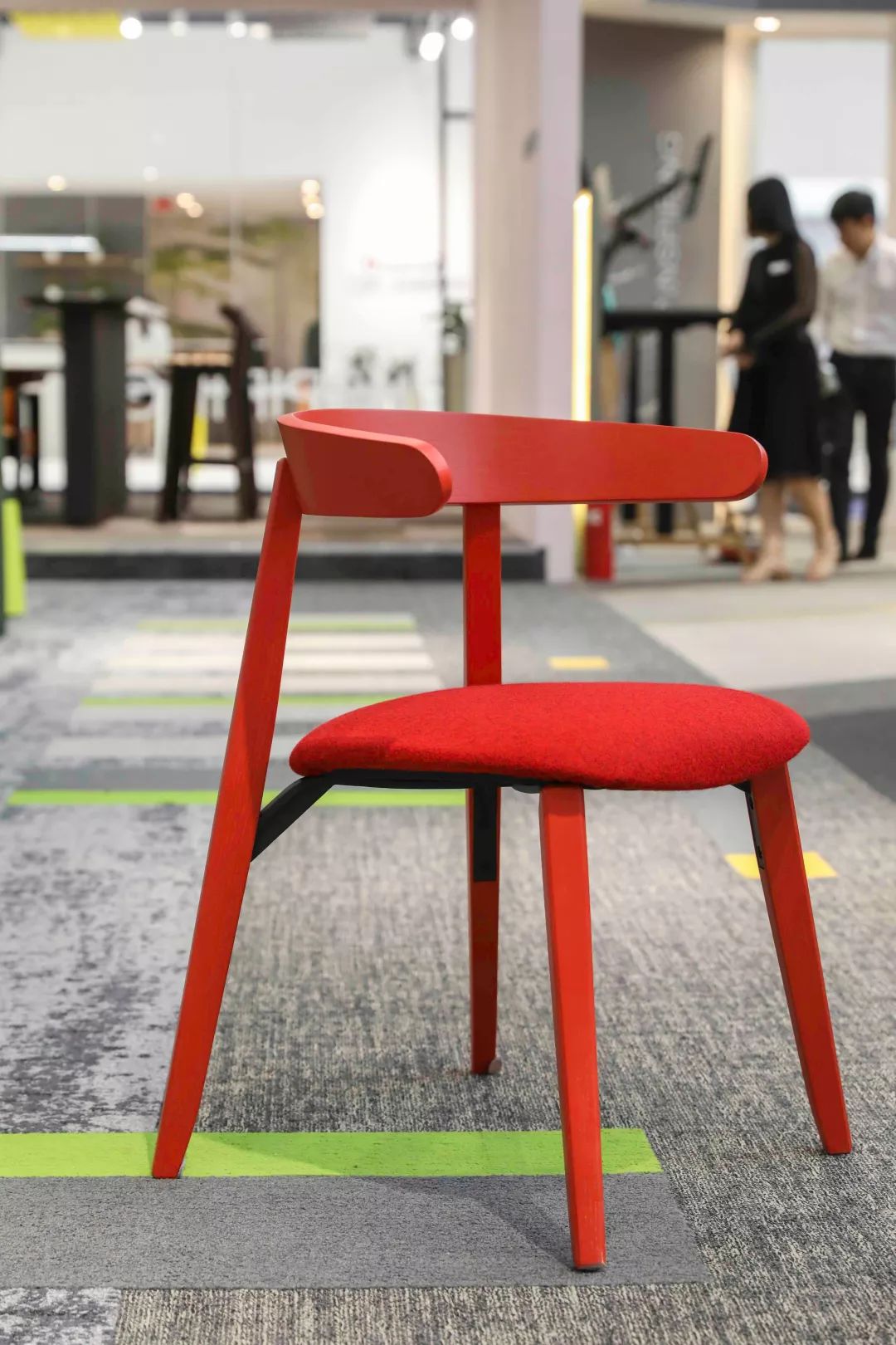 尤物女神luna将半月嵌入椅子之上别样特质诠释空间气韵