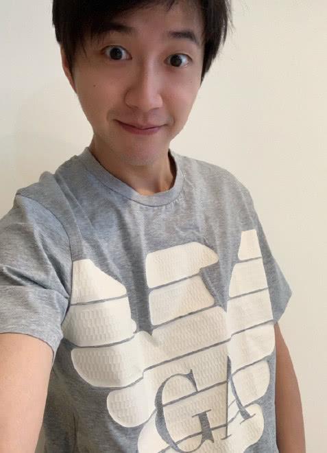 江宏杰穿2岁女儿爱拉酱给他选的衣服努力睁大眼睛自拍被调侃