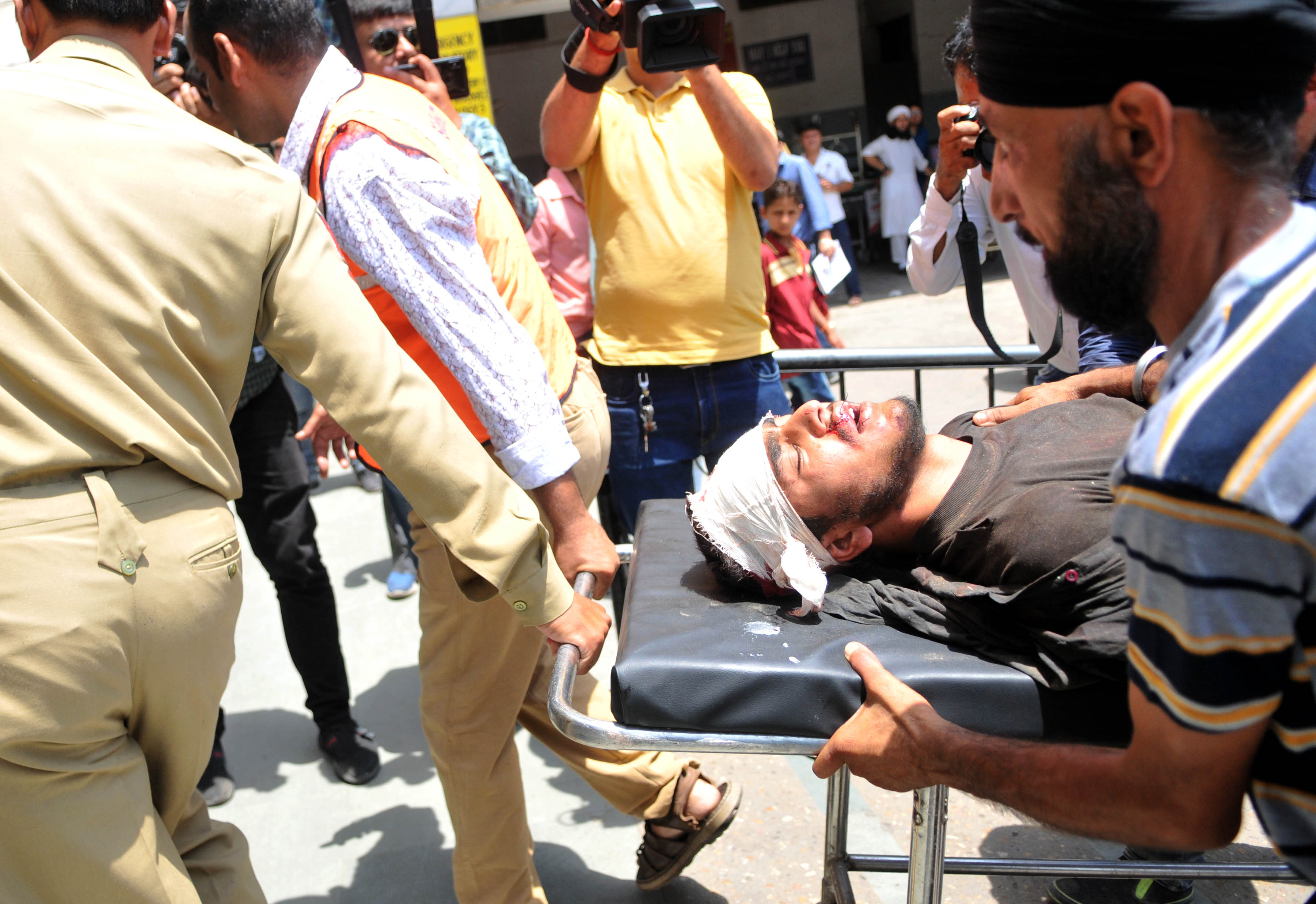 印控克什米尔地区发生车祸33人死亡