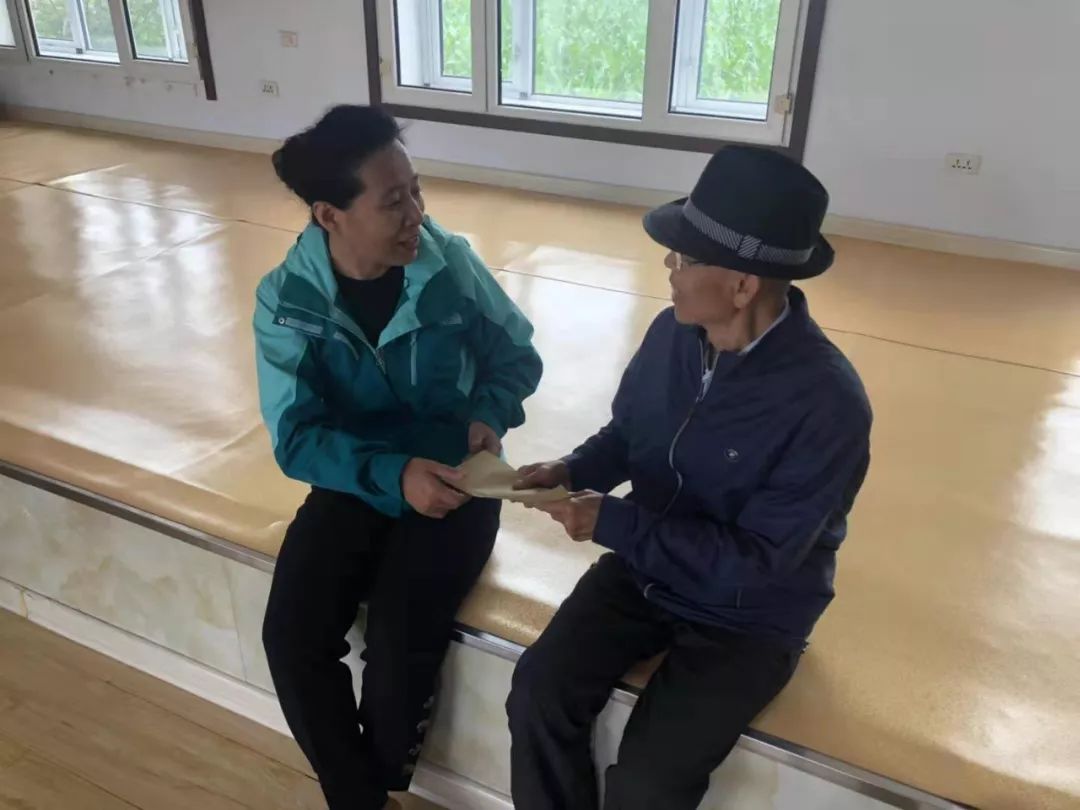 7月1日,在党的98岁生日来临之际,县领导武庆祥,王毅,胡婧,曹兴华,宋福