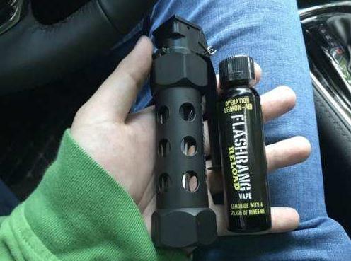 实战中面对闪光弹背过身闭上眼有用吗千万别被游戏骗了