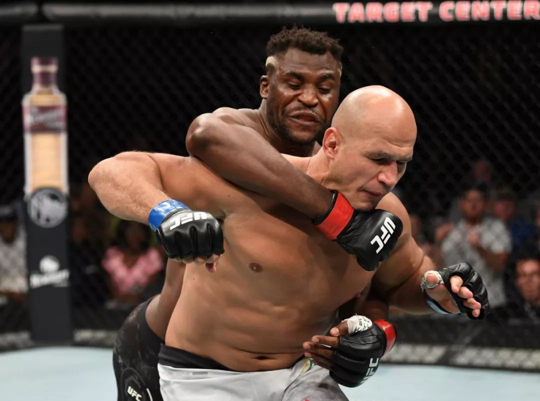 纳干诺率先踢出一记低扫,清脆的响声回荡整个场馆,足见其力道之大.